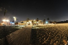 החוף בלילה