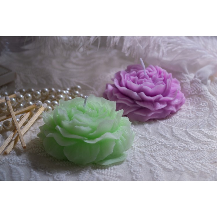 Rose soy wax candle with aromatic oils