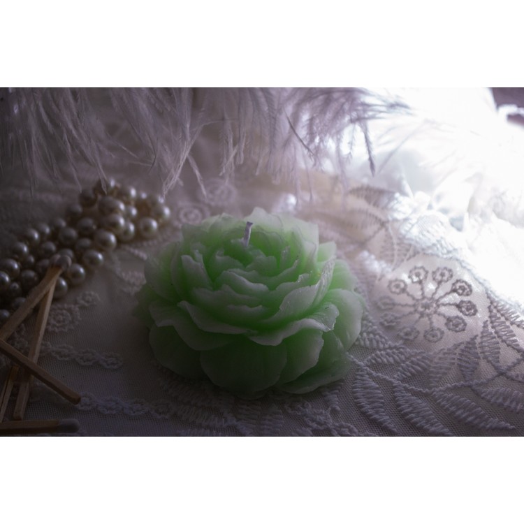 Rose soy wax candle with aromatic oils