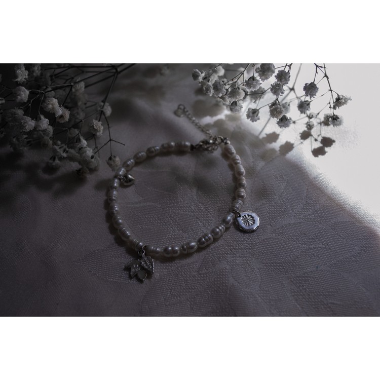 ankle bracelet made of natural pearls and silver fittings