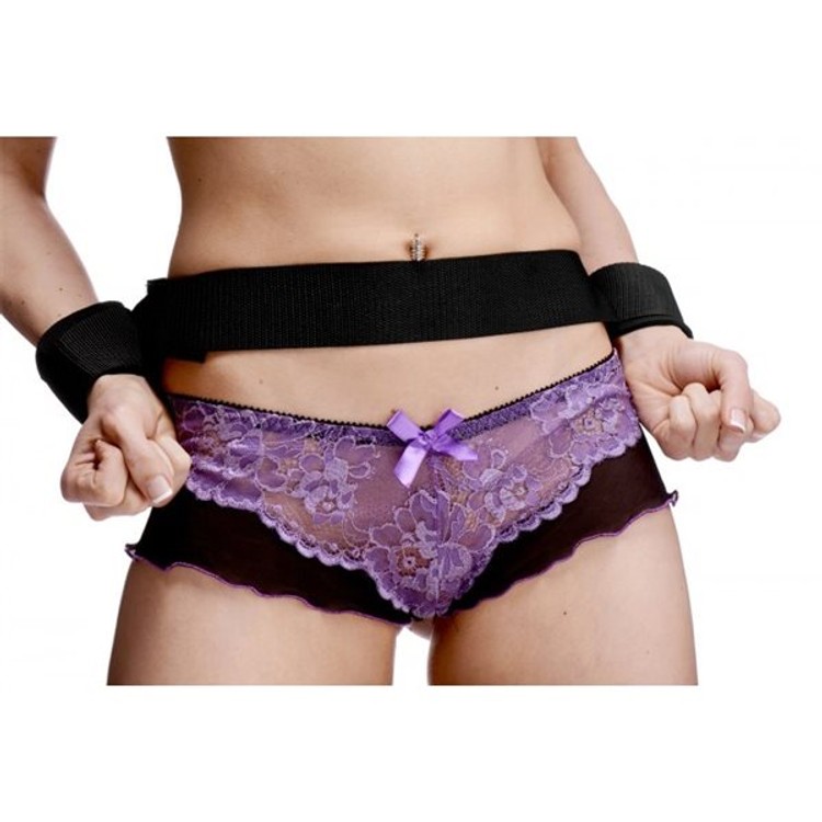 רצועת ריסון למותן עם אזיקי ידיים צמודים