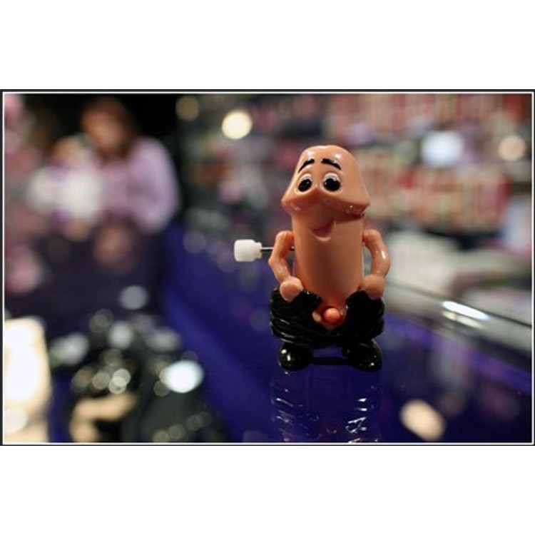 בובה מתערטלת מופעלת קפיץ