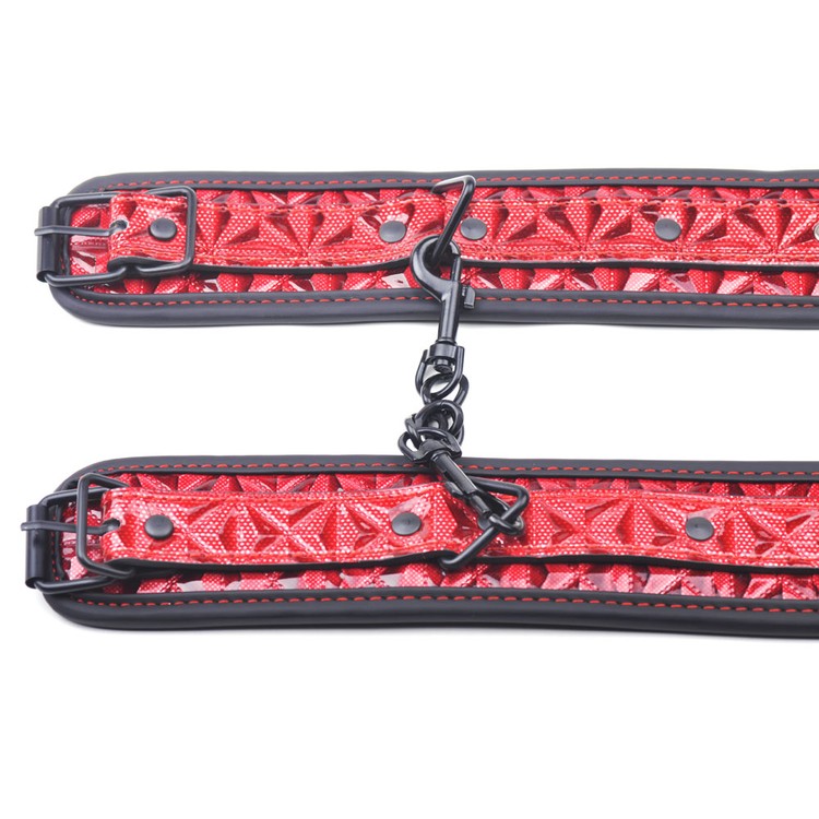 אזיקי רגליים מרופדים עם סגירת אבזם