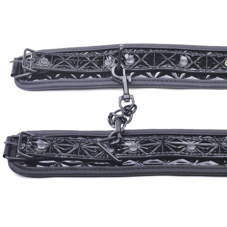 אזיקי רגליים מרופדים עם סגירת אבזם