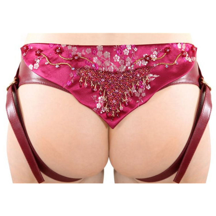 רתמת סטראפאון מעוצבת אדומה מעור Shiri Zinn