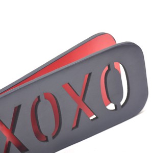 מחבט בצבע שחור קל משקל עם הכיתוב XOXO