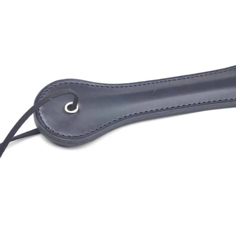 מחבט בצבע שחור קל משקל עם הכיתוב XOXO