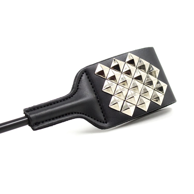 קרופ קצר עם ראש רחב דמוי עור עם ריבועי מתכת