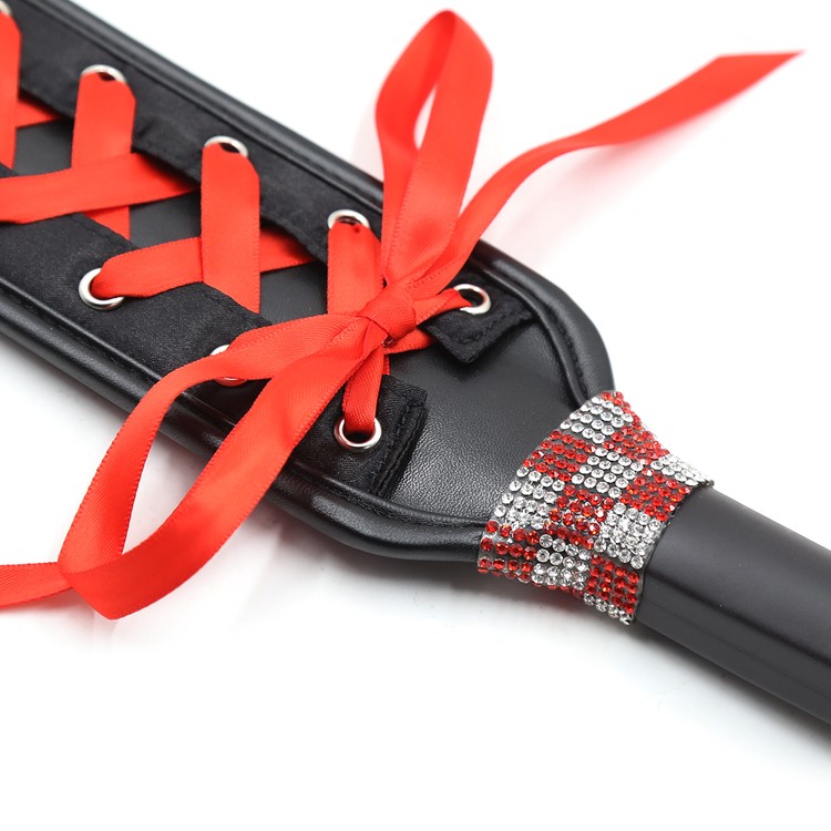 מחבט מחוך מעוצב עם שרוך קשירה