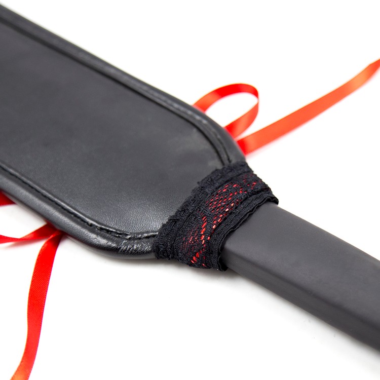 מחבט מחוך מעוצב עם שרוך קשירה