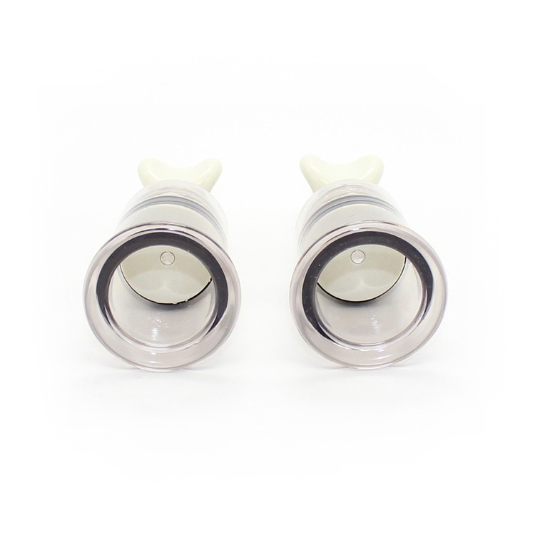 זוג שואבי פטמות ודגדגן חזקים מופעלים בסיבוב