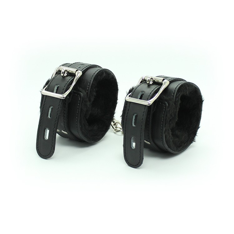 אזיק ידיים דמוי עור עם פרווה בצבע שחור