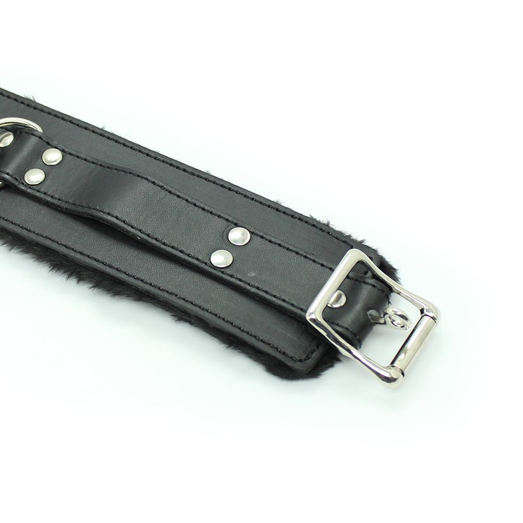 אזיק ידיים דמוי עור עם פרווה בצבע שחור