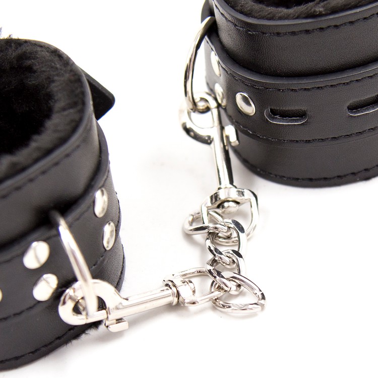 אזיק ידיים דמוי עור עם פרווה בצבע שחור