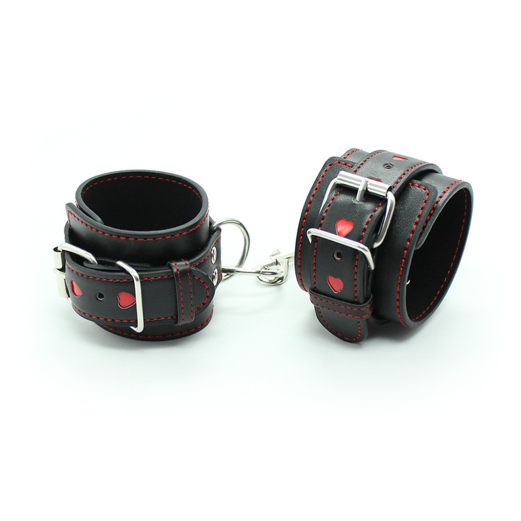 אזיקי ידיים דמוי עור בעיטורי לבבות אדומים