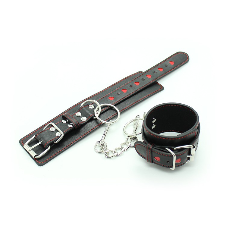 אזיקי ידיים דמוי עור בעיטורי לבבות אדומים