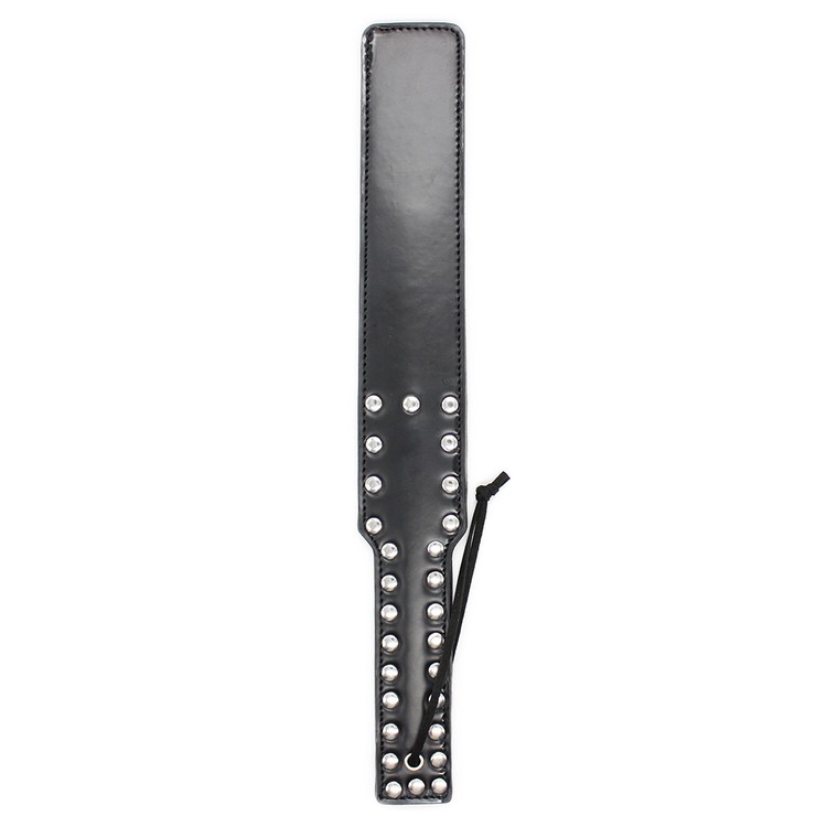 מחבט ארוך מלבני בצבע שחור מעוטר בניטים