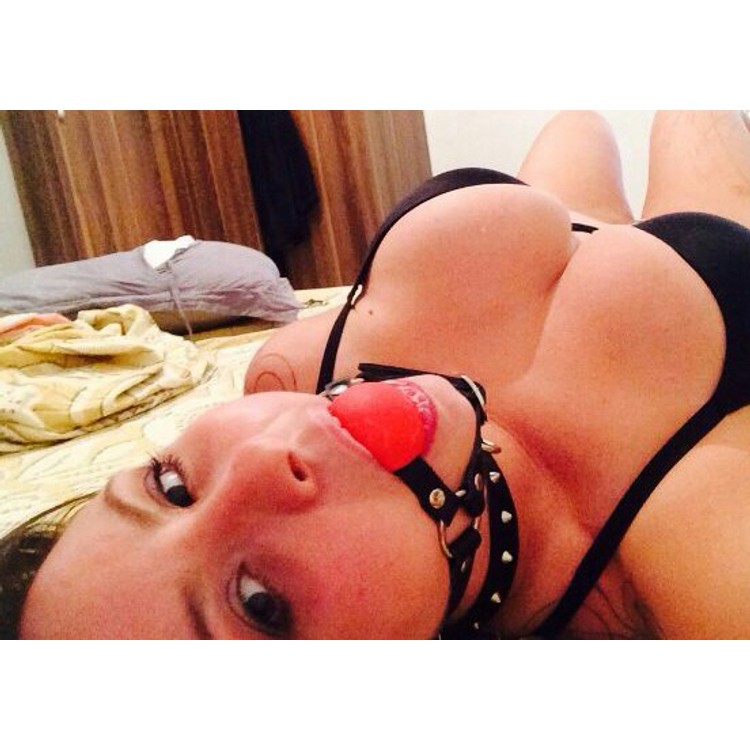 מחסום פה וסנטר מעור עם גאג פלסטיק אדום