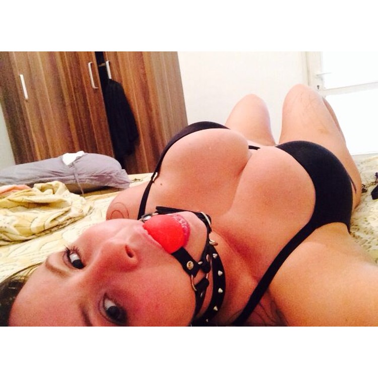 מחסום פה וסנטר מעור עם גאג גומי אדום