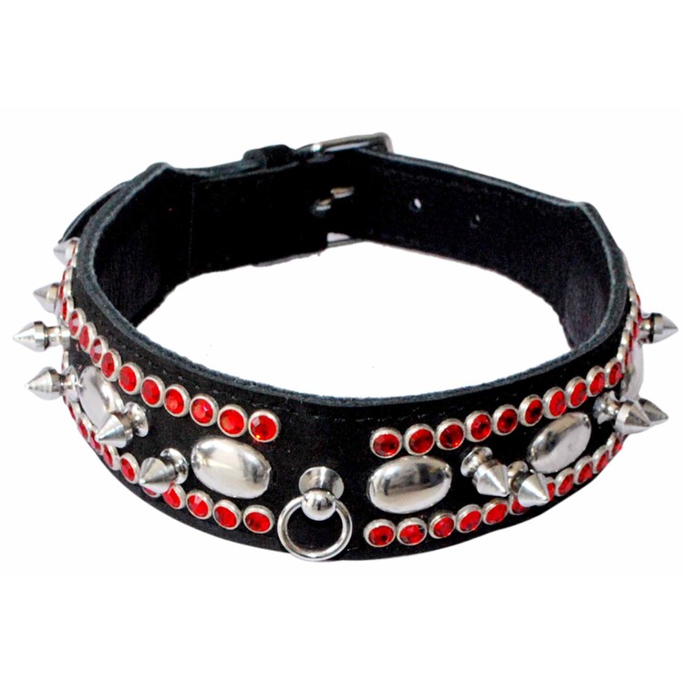 קולר עור שחור עם הרבה אבנים אדומות וקוצים