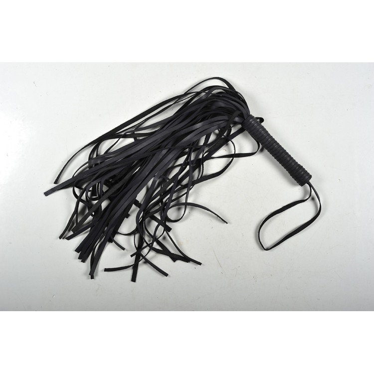 פלוגר עבודת יד עם ידית עור והרבה זנבות עור