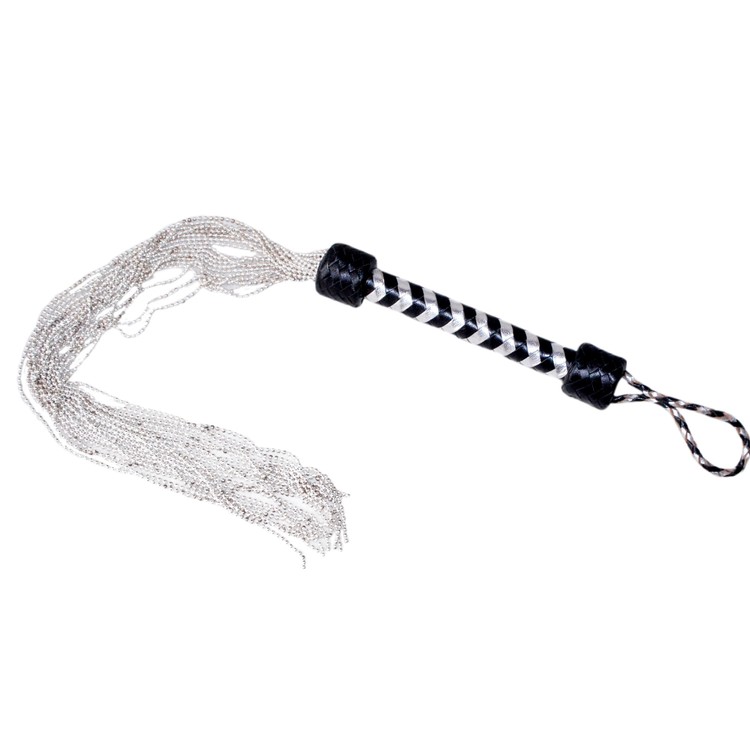 שוט ארוך עם 18 זנבות מתכת. ידית באורך 23סמ וזנבות באורך 52סמ.