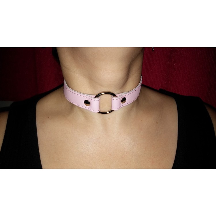 קולר עור ורוד עם טבעת מתכת צמודה
