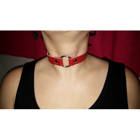 קולר עדין בצבע אדום עם טבעת מתכת