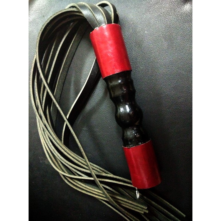 שוט זנבות איכותי בעבודת יד עשוי עור פרימיום Chen Kazaroffe