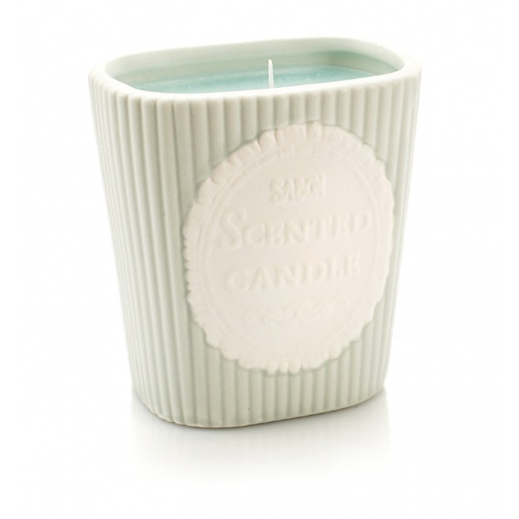 נר רומנטי בנינוח מים מסתוריים