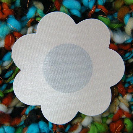 מדבקות לפיטמות בצורת פרח לבן