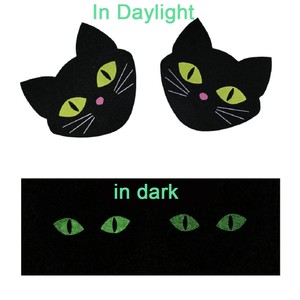 מדבקה לפטמות חתול שחור עם עיניים ירוקות זוהרות בחושך