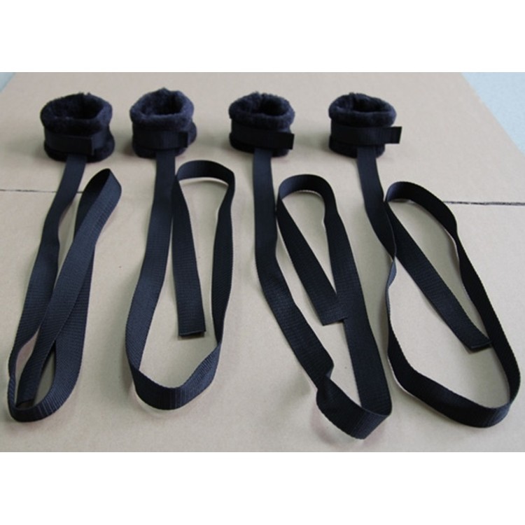 4 אזיקים עם רצועות ארוכות למגוון אפשרויות קשירה