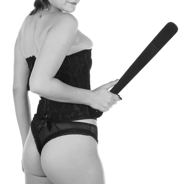 ספנקר מעור שחור קשיח להלקאה