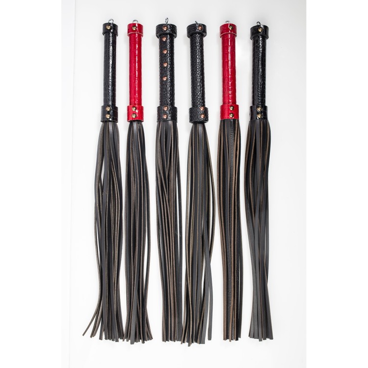 פלוגר עור איכותי בעבודת יד - ידית טקסטורת עור נחש שחור וזנבות מרוכזים