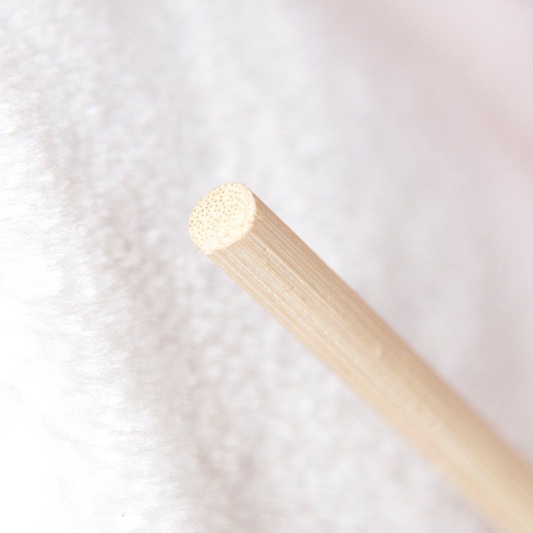 קיין ראטן עם ידית שחורה דקה מעוצבת