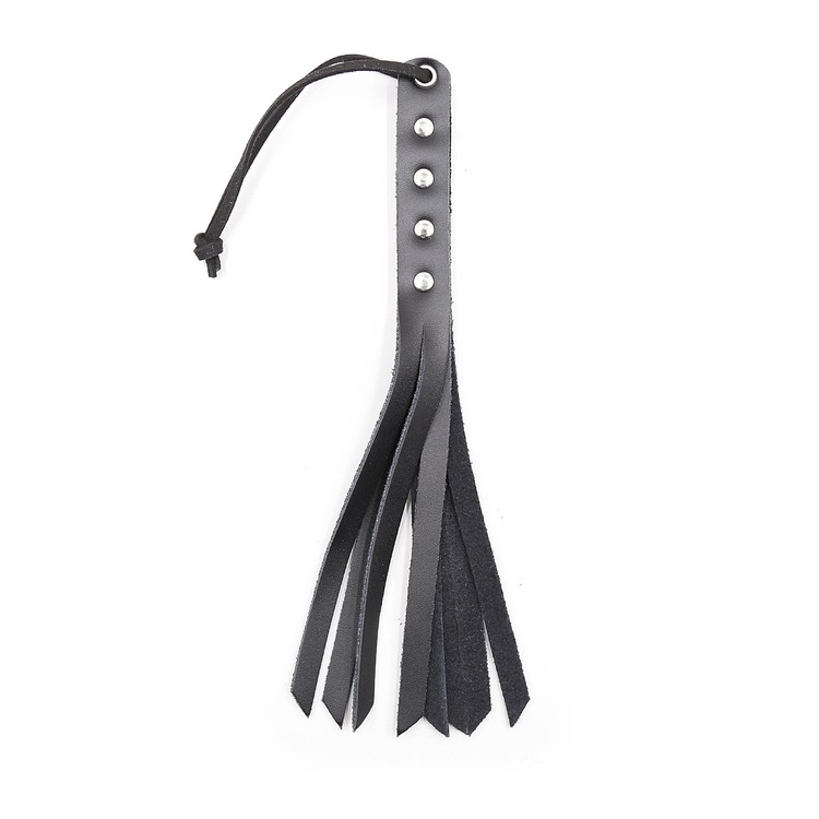 פלוגר קטן שחור עם ניטים