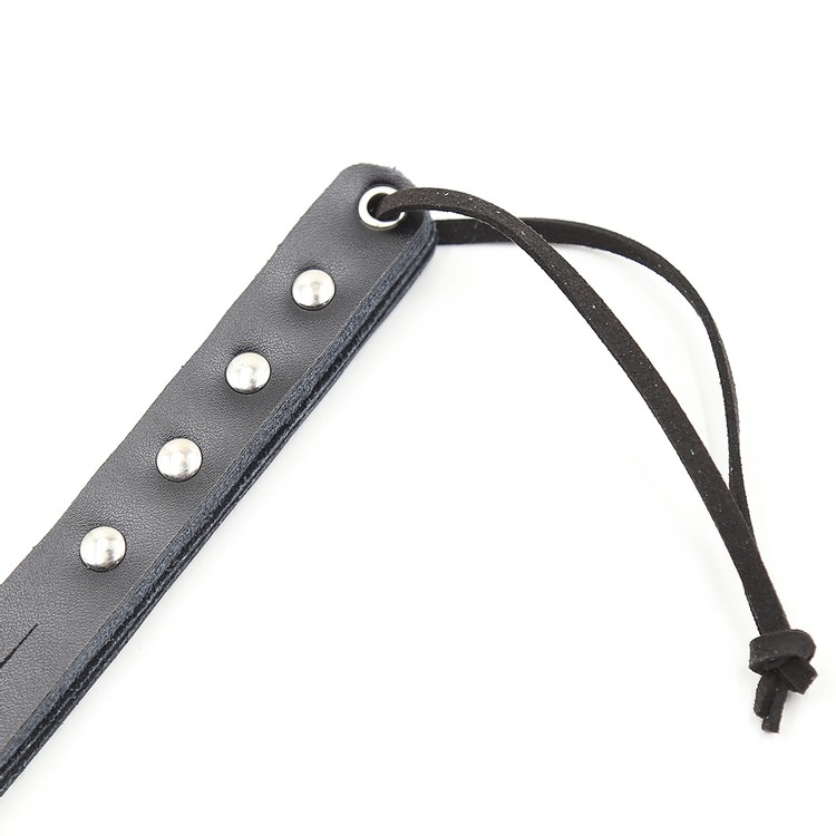 פלוגר קטן שחור עם ניטים