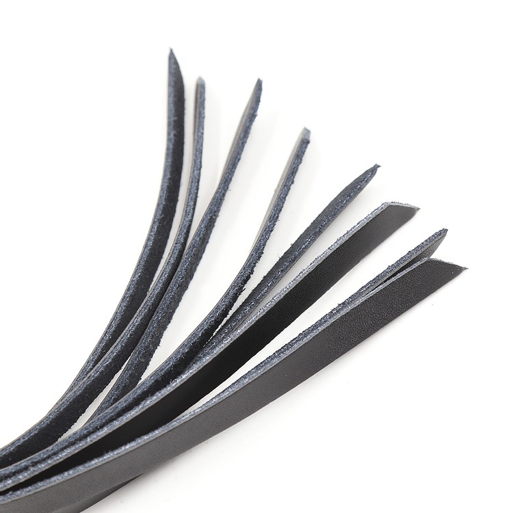 פלוגר קטן שחור עם ניטים