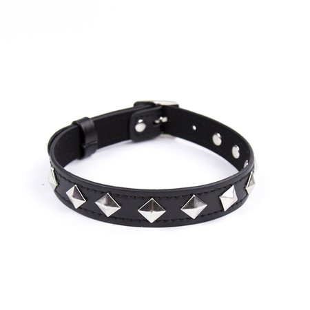 Black collar with silver rhombuses