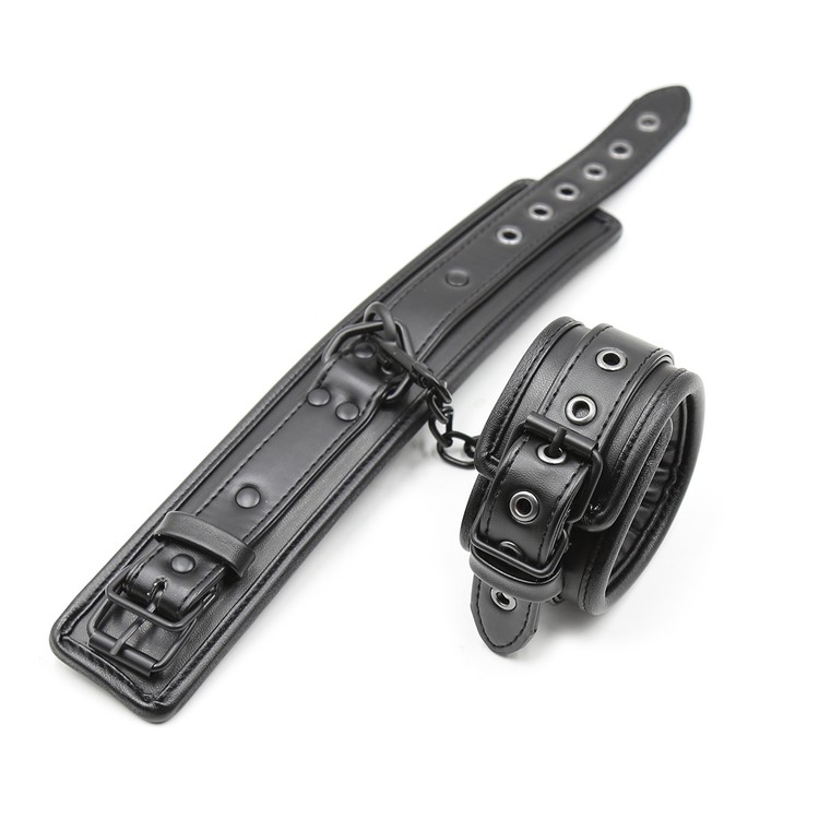 אזיקים מרופדים לרגליים