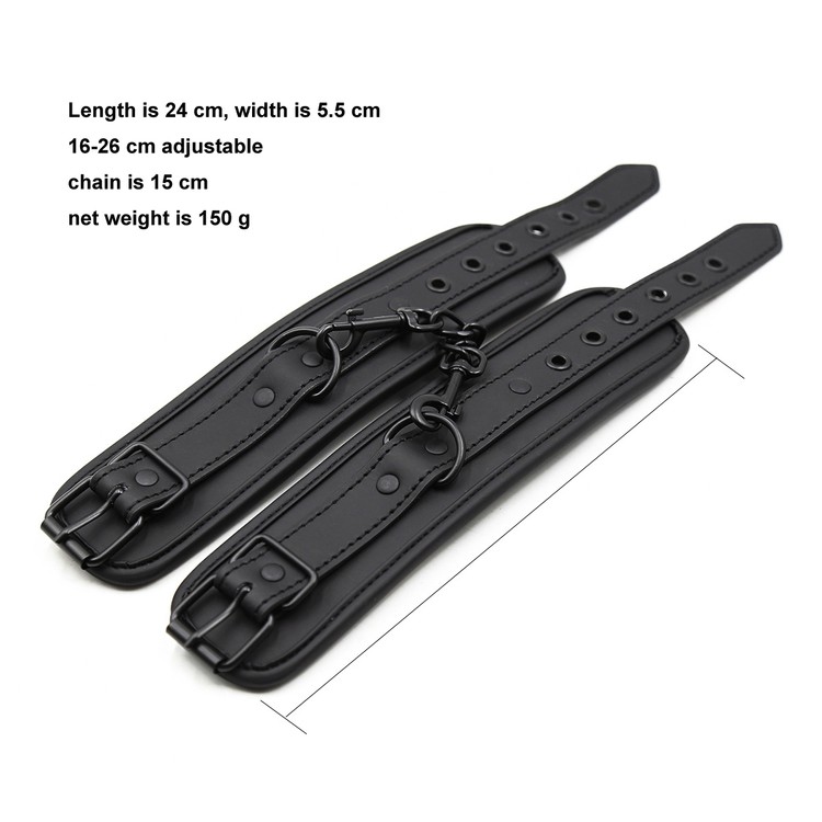 אזיקים שחורים מרופדים עם שרשרת