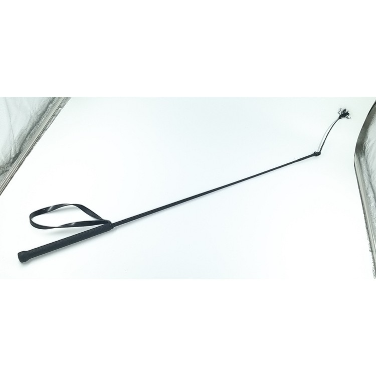 Riding whip with wire loop at the tip in black