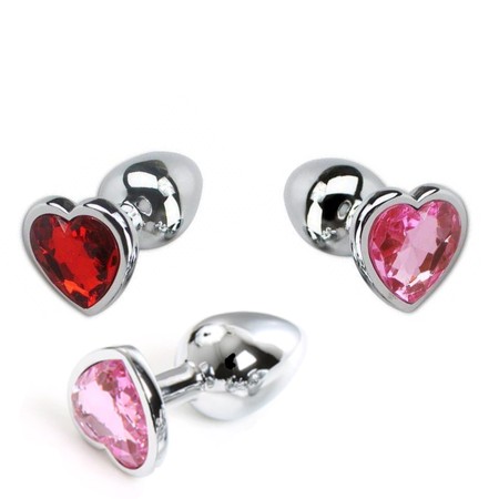 A small metal plug with a 2.5 cm diameter heart-shaped diamond