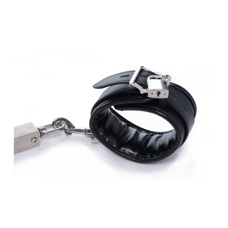 Squat משפד אנאלי עם מוט פישוק ואזיקים