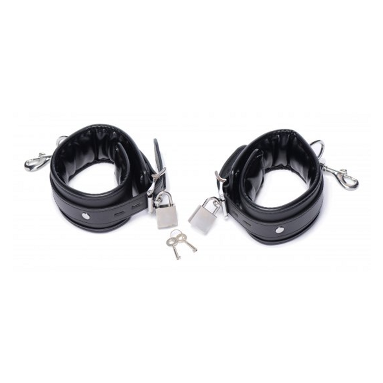 Squat משפד אנאלי עם מוט פישוק ואזיקים