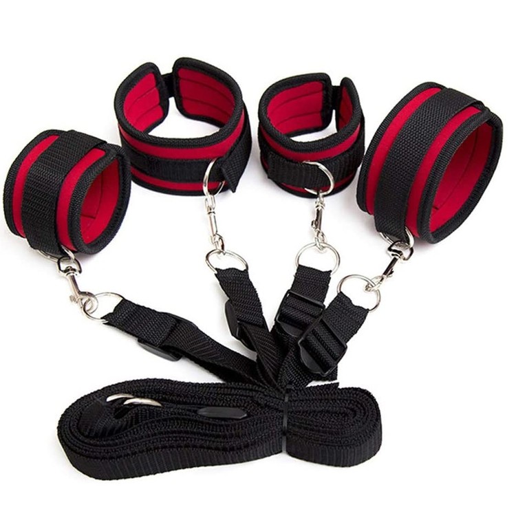 ערכת קשירה למיטה עם אזיקים בצבע אדום-שחור