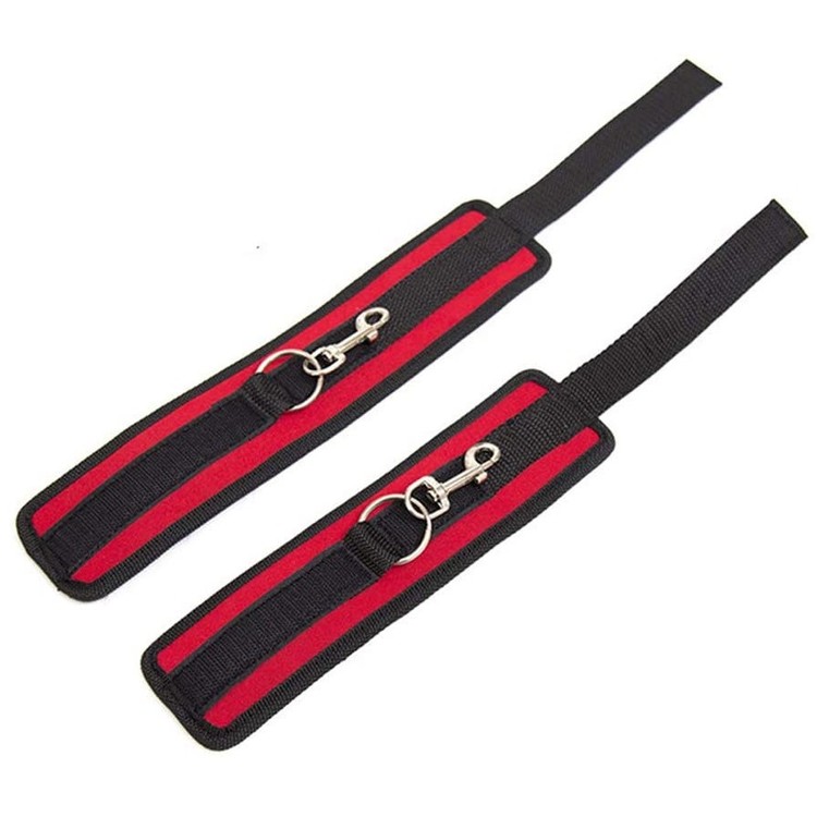 ערכת קשירה למיטה עם אזיקים בצבע אדום-שחור