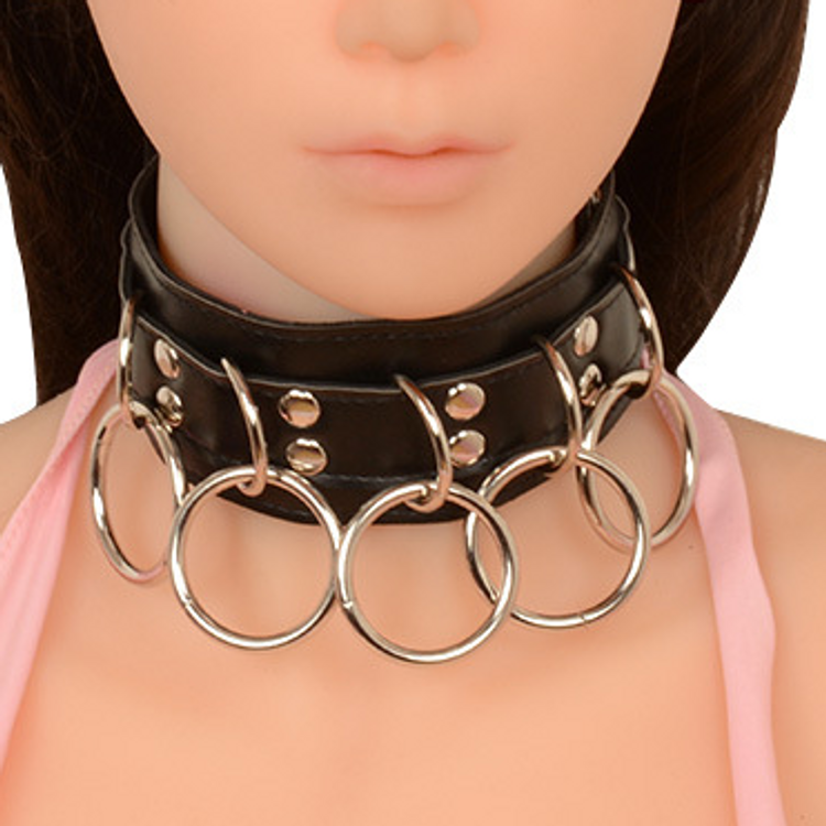 קולר בדס"מי גוטי דמוי עור שחור עם 5 טבעות מתכת
