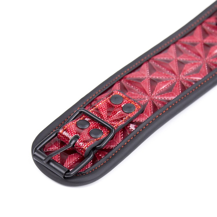 סט קולר ורצועה אדומיםו מרופד לנשלטים